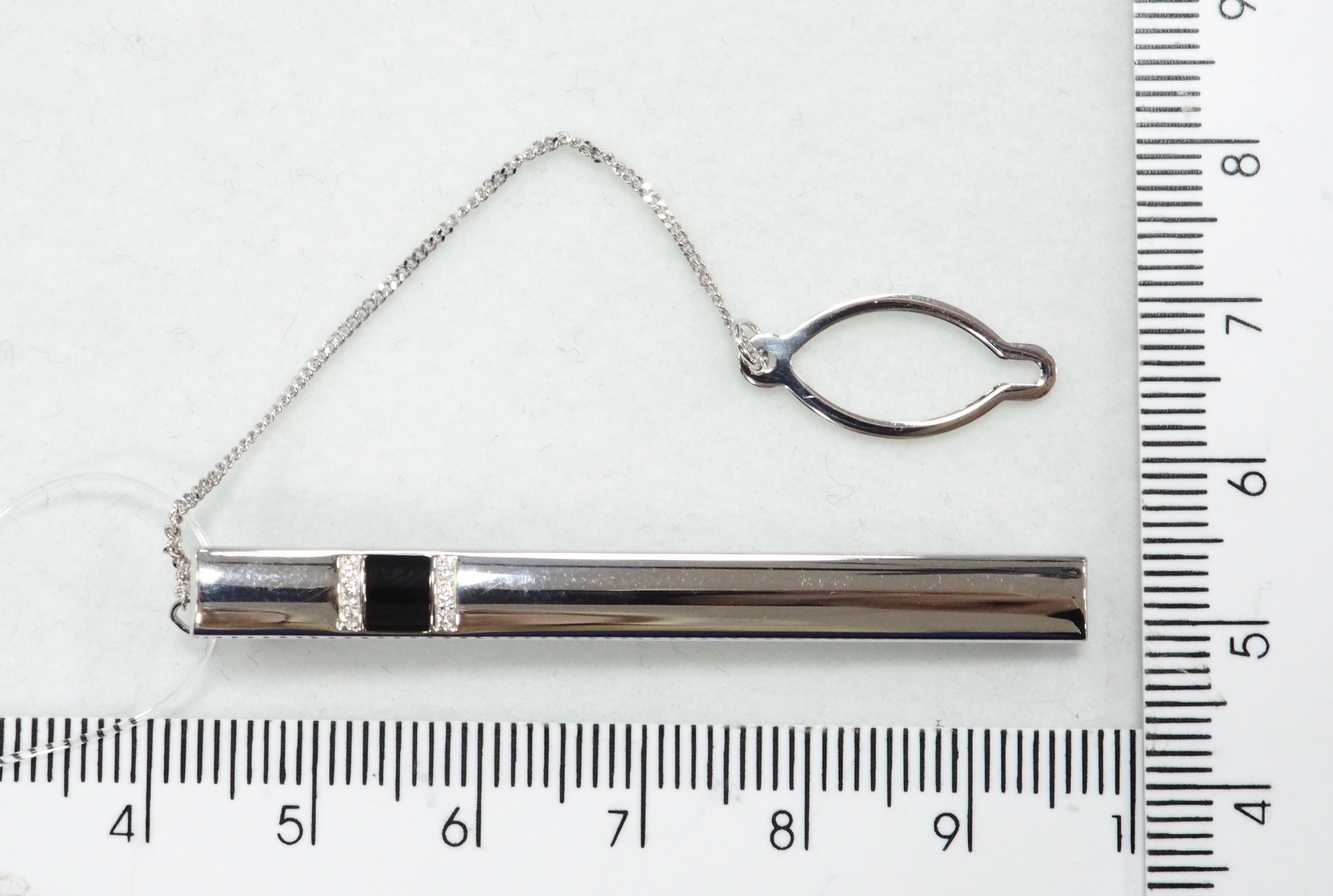 Серебряный зажим для галстука 925 пробы; плетение Панцирное; вставки 6 Фианит бесцв.; Эмаль черная;